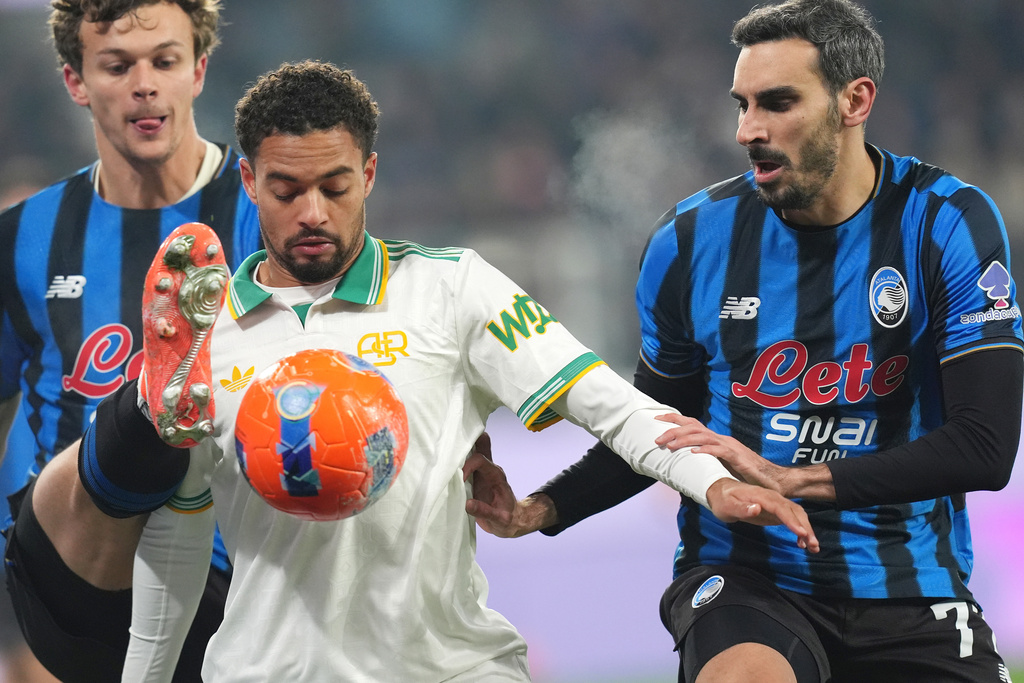 Atalanta's Giorgio Scalvini, left, and Roma's Devyne Rensch in action during the Serie A soccer match between Atalanta and Roma in Bergamo, Italy, Saturday Jan. 3, 2026. (Spada/LaPresse via AP)