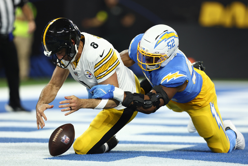 Khalil Mack (52), de los Chargers de Los Ángeles, forza un balón suelto de Aaron Rodgers (8), quarterback de los Steelers de Pittsburgh, durante la primera mitad del partido de la NFL del domingo 9 de noviembre de 2025, en in Inglewood, California. (AP Foto/Jessie Alcheh)