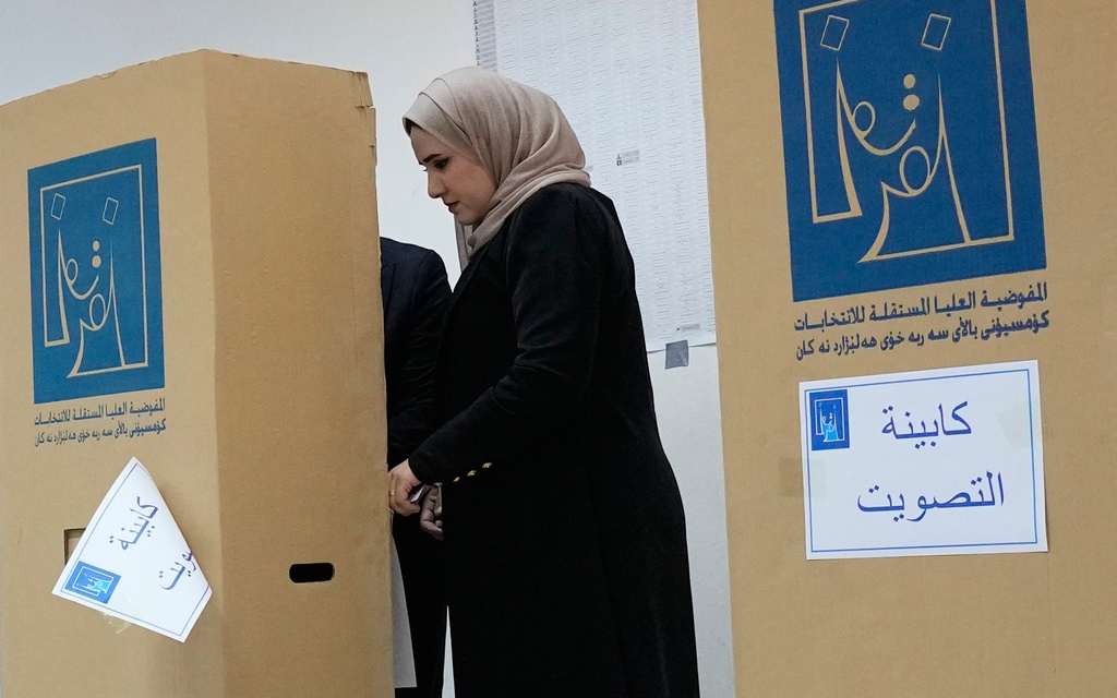An Iraqi woman casts her vote during the parliamentary election at a polling center in Baghdad, Iraq, Tuesday, Nov. 11, 2025. (AP Photo/Hadi Mizban)