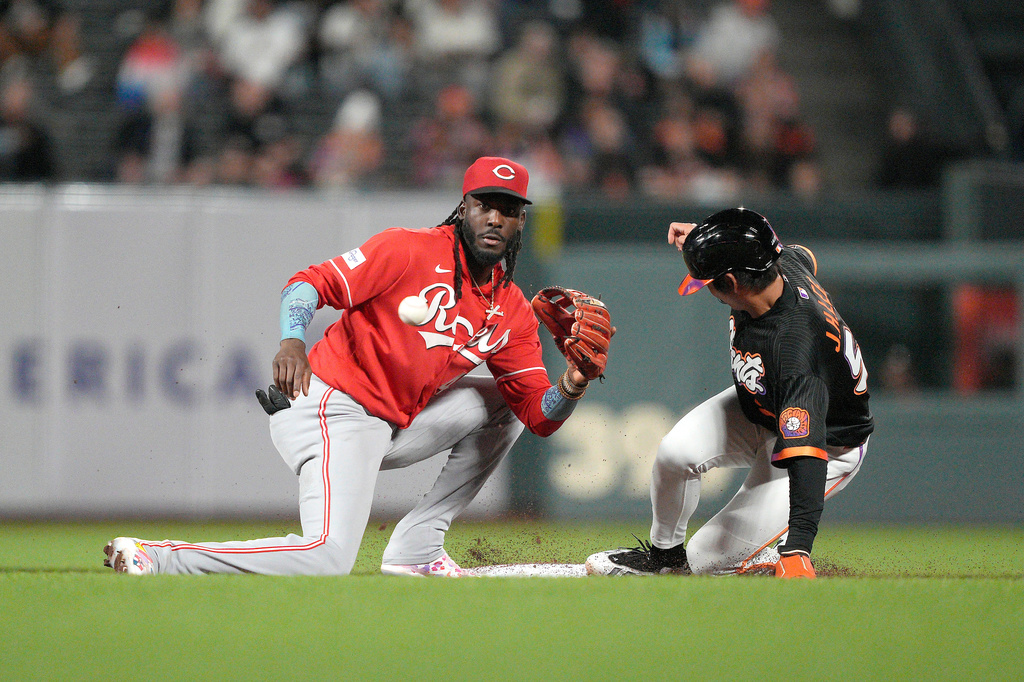 San Francisco Giants' Jung Hoo Lee, right, steals second base ahead of a tag by Cincinnati Reds shortstop Elly de la Cruz, left, during the seventh inning of a baseball game Tuesday, Aug. 25, 2026, in San Francisco. (AP Photo/Tony Avelar)