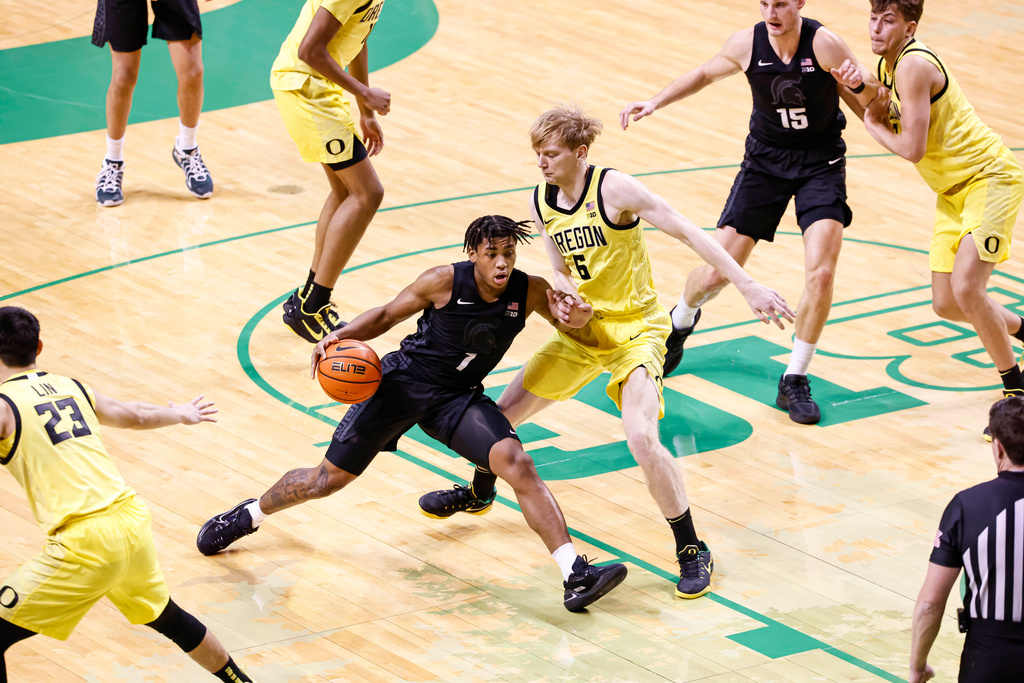 Michigan State guard Jeremy Fears Jr. (1) drives to the basket against Oregon forward Oleksandr Kobzystyi (6) in the first half of an NCAA college basketball game in Eugene, Ore., Tuesday, Jan. 20, 2026. (AP Photo/Thomas Boyd)