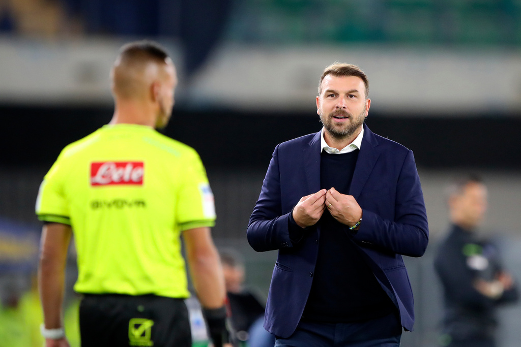 Verona's head coach Paolo Zanetti reacts during the Serie A soccer match between Hellas Verona and Sassuolo at the Bentegodi Stadium in Verona, Italy, Friday Oct. 3 , 2025. (Paola Garbuio/LaPresse via AP)