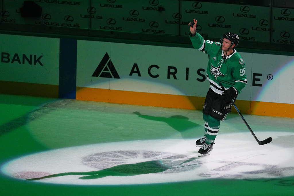 Dallas Stars right wing Mikko Rantanen takes a postgame curtain call after scoring a hat trick against the Boston Bruins during an NHL hockey game Tuesday, Oct. 20, 2026, in Dallas. (AP Photo/Julio Cortez)