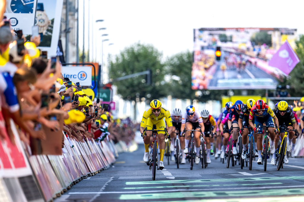 Netherlands' Lorena Wiebes of team SD Worx Protime, centre, crosses the finish line to win the second stage a 149 km from Aigle to Geneva during the Women's Tour de France (Tour de France Femmes), in Geneva, Switzerland, Sunday, Aug. 2, 2026. (Jean-Christophe Bott/Keystone via AP)