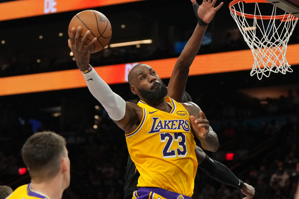 Los Angeles Lakers forward Lebron James shoots against the Phoenix Suns during the first half of an NBA basketball game, Tuesday, Dec. 23, 2025, in Phoenix. (AP Photo/Rick Scuteri)
