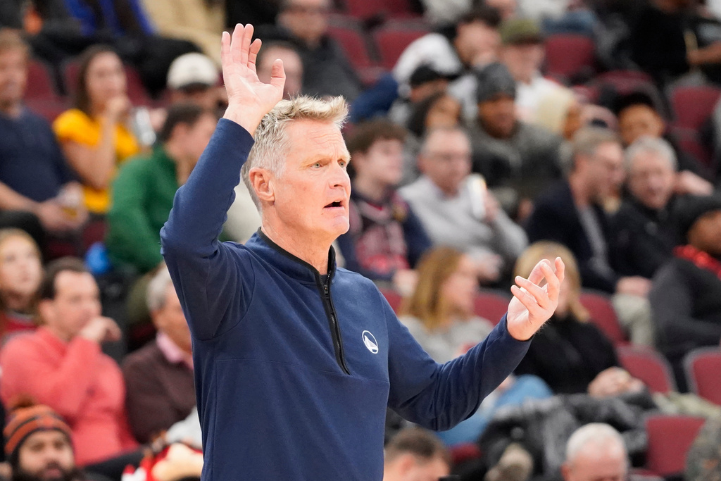 Golden State Warriors head coach Steve Kerr gestures to his team during the second half of an NBA basketball game against the Chicago Bulls, Sunday, Dec. 7, 2025, in Chicago. (AP Photo/David Banks)