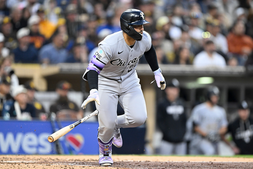 Chicago White Sox's Edgar Quero hits an RBI single during the seventh inning of a baseball game against the San Diego Padres Saturday, May 2, 2026, in San Diego. (AP Photo/Denis Poroy)