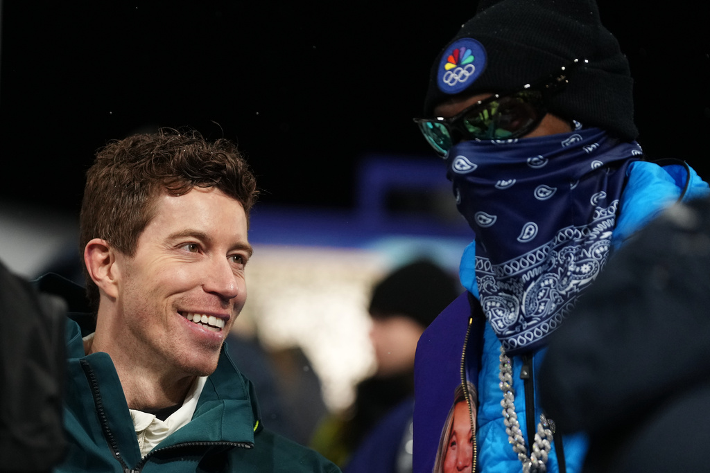 Shaun White, left, and Snoop Dogg chat during the women's snowboarding halfpipe finals at the 2026 Winter Olympics, in Livigno, Italy, Thursday, Feb. 12, 2026. (AP Photo/Lindsey Wasson)