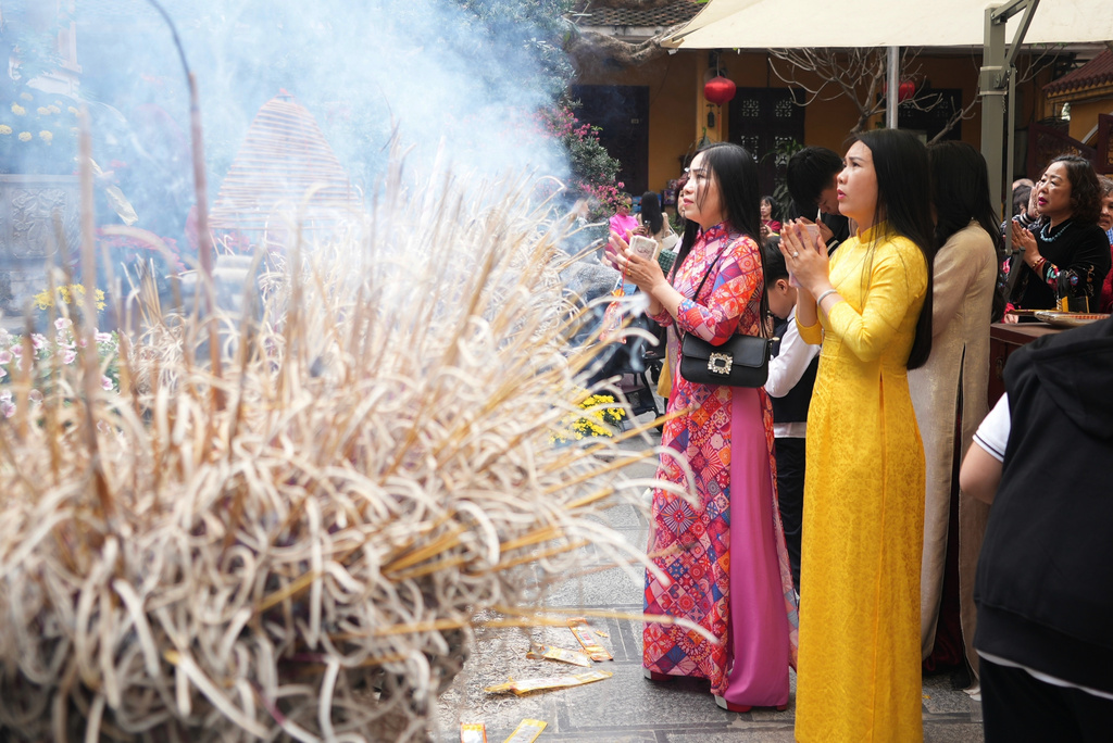 People pray at Quan Su pagoda on the first day of the Lunar New Year in Hanoi, Vietnam, Tuesday, Feb. 17, 2026. (AP Photo/Hau Dinh)
