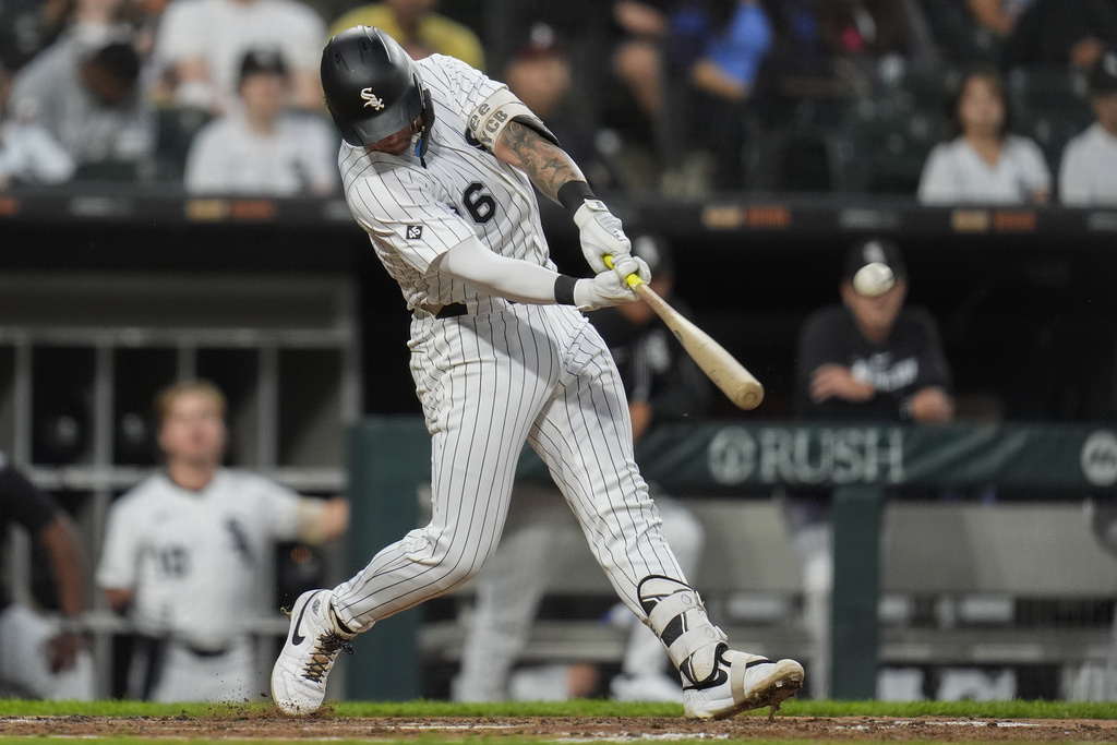 Chicago White Sox's Korey Lee (26) hits a two-run home run during the fourth inning of a baseball game against the Kansas City Royals, Monday, Aug. 25, 2025, in Chicago. (AP Photo/Erin Hooley)