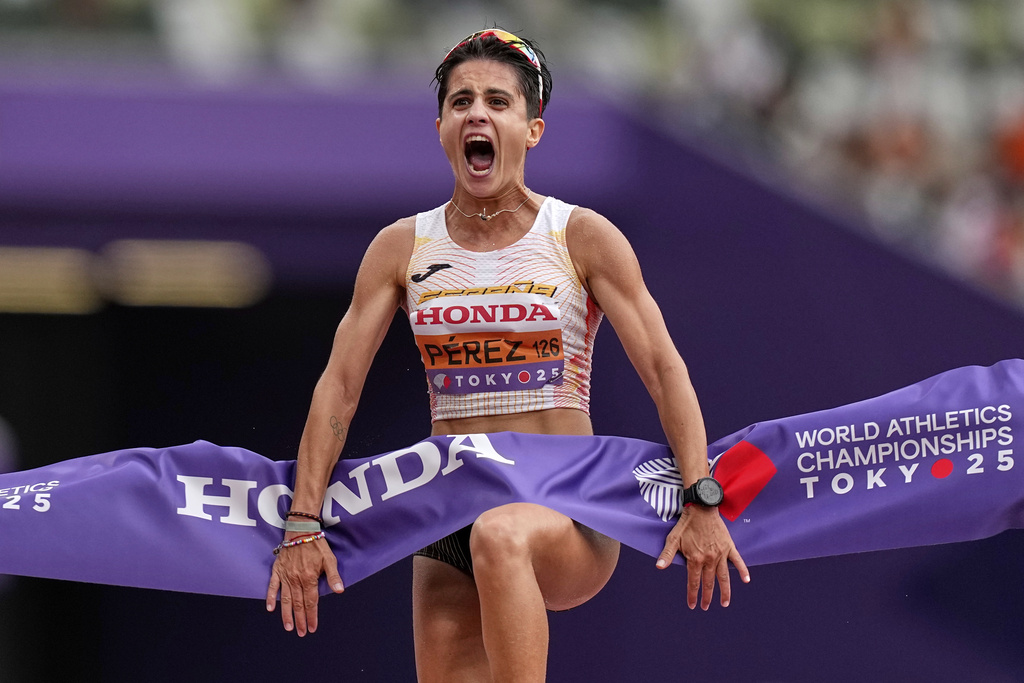 Spain's Maria Perez celebrates after winning the gold medal in the women's 20 kilometers race walk at the World Athletics Championships in Tokyo, Saturday, Sept. 20, 2025. (AP Photo/Petr David Josek)
