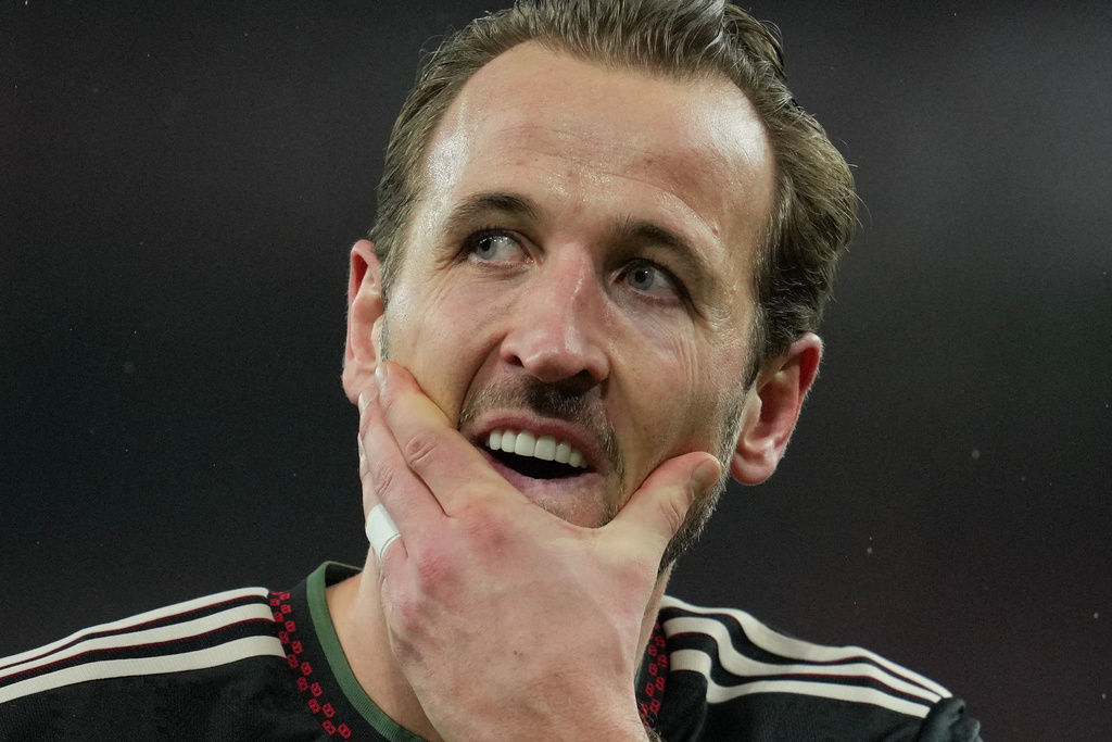 Bayern's Harry Kane reacts after the Champions League opening phase soccer match between Arsenal and Bayern Munich in London, Wednesday, Nov. 26, 2025. (AP Photo/Kin Cheung)