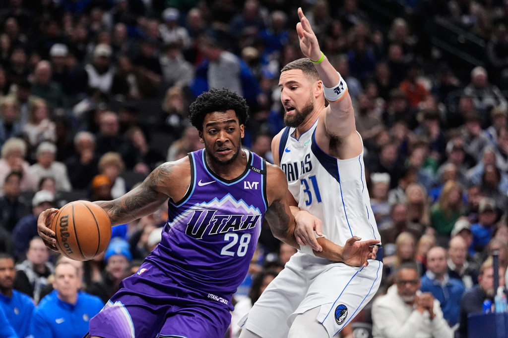 Utah Jazz forward Brice Sensabaugh (28) works to the basket as Dallas Mavericks' Klay Thompson (31) defends in the first half of an NBA basketball game in Dallas, Saturday, Jan. 17, 2026. (AP Photo/Tony Gutierrez)