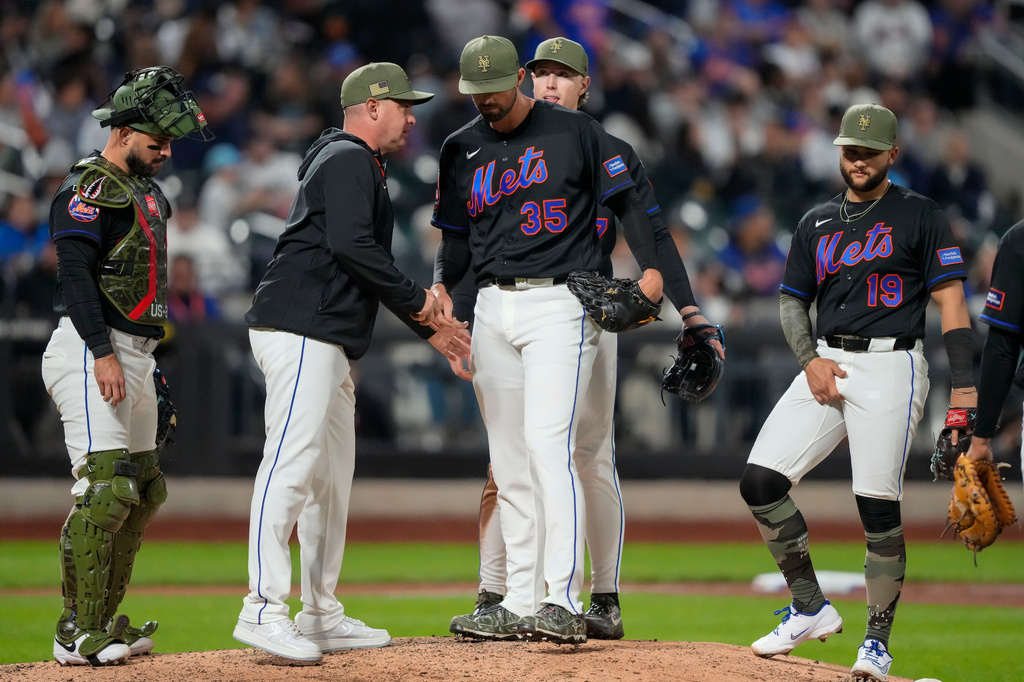 New York Mets starting pitcher Clay Holmes (35) heads to the dugout while being pulled by manager Carlos Mendoza during the fifth inning of a baseball game against the New York Yankees, Friday, May 15, 2026, in New York. (AP Photo/Yuki Iwamura)