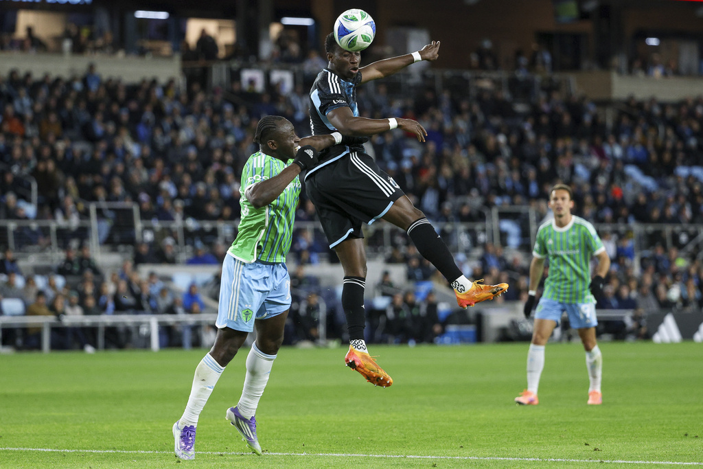 Minnesota United forward Kelvin Yeboah, right, and Seattle Sounders defender Yeimar Gómez Andrade (28) jump for the ball in the second half of Game 1 in the first round of MLS soccer's Western Conference playoffs, Monday, Oct. 27, 2025, in St. Paul, Minn. (AP Photo/Matt Krohn)