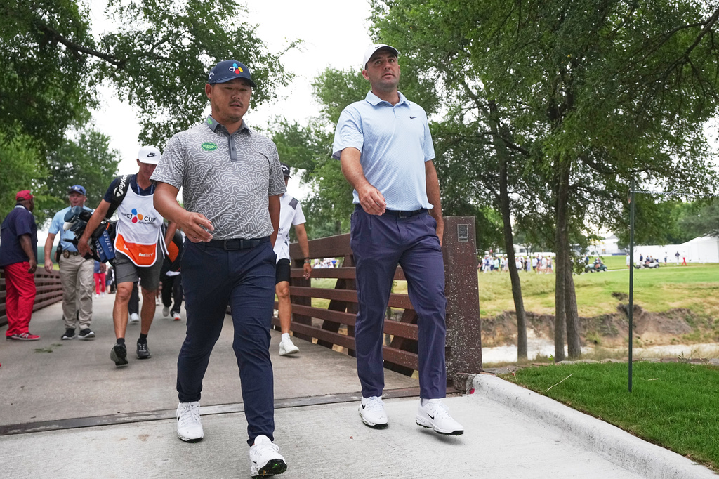 Scottie Scheffler, right, and Si Woo Kim, of South Korea, cross a bridge between holes during the first round of the Byron Nelson golf tournament in McKinney, Texas, Thursday, May 21, 2026. (AP Photo/LM Otero)932944