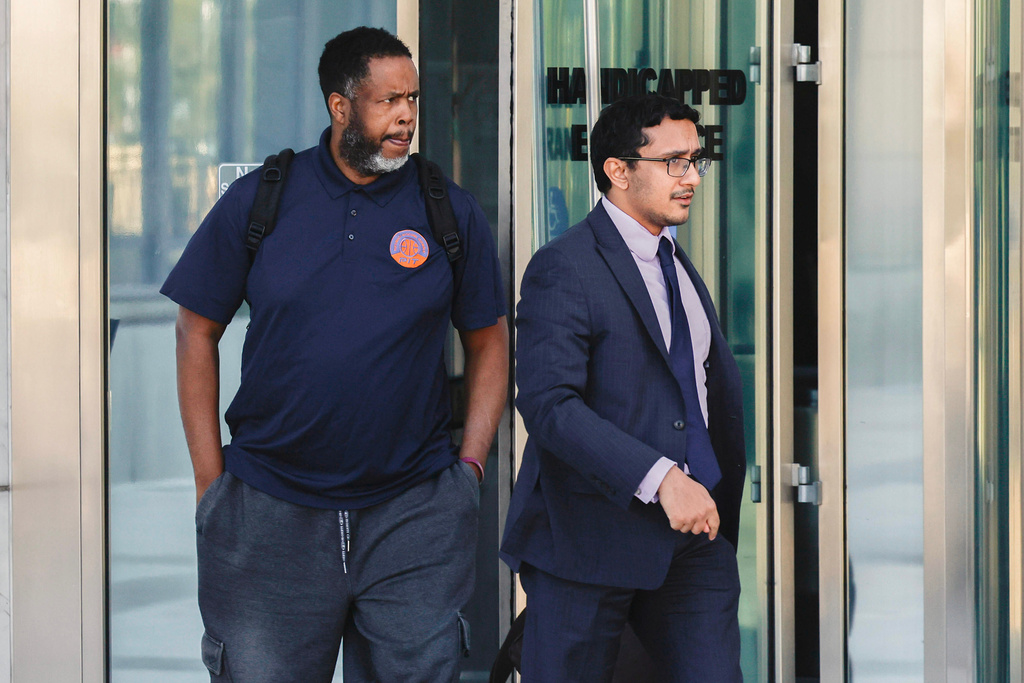 Former NBA player and assistant coach Damon Jones, left, leaves Lloyd George U.S. Courthouse Thursday, Oct. 23, 2025 in Las Vegas. (Benjamin Hager/Las Vegas Review-Journal via AP)