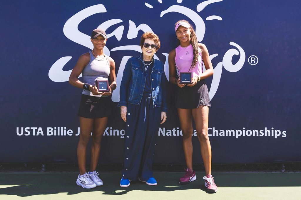 In this photo provided by USTA, Thea Frodin, 17, right, poses next to tennis Hall of Famer Billie Jean King after winning the USTA Billie Jean King Girls' 18s National Championships to earn a wild card into the U.S. Open on Aug. 16, 2026, in San Diego. (Jon Mulvey/USTA SoCal. via AP)