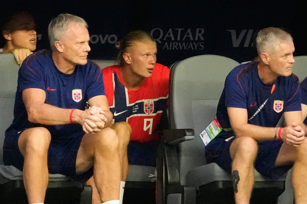 Norway's Erling Haaland (9) sits on the bench during the World Cup quarterfinal soccer match between Norway and England in Miami Gardens, Fla., Saturday, July 11, 2026. (AP Photo/Chris Carlson)