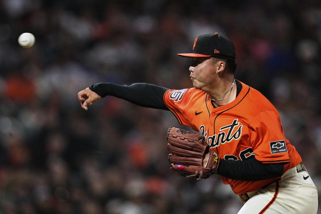 San Francisco Giants pitcher Kai-Wei Teng throws to a Washington Nationals batter during the fifth inning of a baseball game Friday, Aug. 8, 2025, in San Francisco. (AP Photo/Godofredo A. Vásquez)