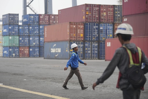 工人在印尼雅加達的國際集裝箱碼頭走過