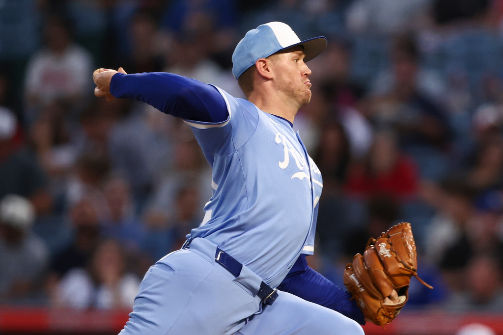 Kansas City Royals pitcher Stephen Kolek throws to a Los Angeles Angels batter during the first inning of a baseball game, Wednesday, Sept. 24, 2025, in Anaheim, Calif. (AP Photo/Jessie Alcheh)