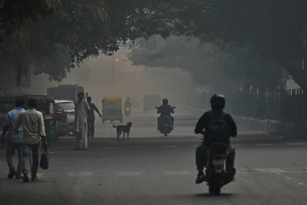 Commuters drive amidst morning smog in New Delhi, India, Tuesday, Oct. 21, 2025. (AP Photo/Manish Swarup)