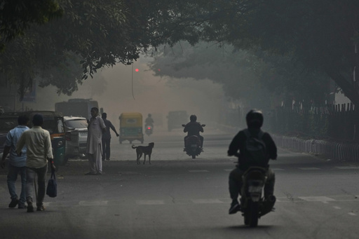 Commuters drive amidst morning smog in New Delhi, India, Tuesday, Oct. 21, 2025. (AP Photo/Manish Swarup) Commuters drive amidst morning smog in New Delhi, India, Tuesday, Oct. 21, 2025. (AP Photo/Manish Swarup)