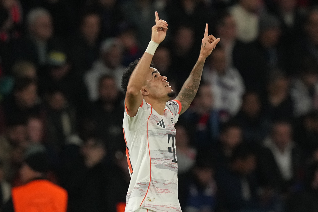 Bayern's Luis Diaz celebrates after scoring his side's second goal during the Champions League opening phase soccer match between Paris Saint-Germain and Bayern Munich in Paris, France, Tuesday, Nov. 4, 2025. (AP Photo/Thibault Camus)