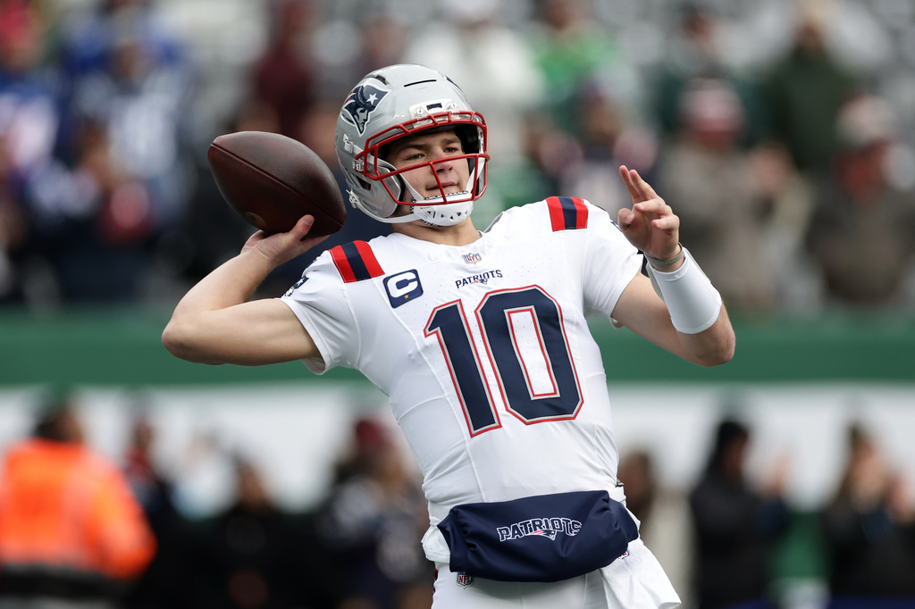 New England Patriots quarterback Drake Maye warms up before an NFL football game against the New York Jets, Sunday, Dec. 28, 2025, in East Rutherford, N.J. (AP Photo/Adam Hunger)