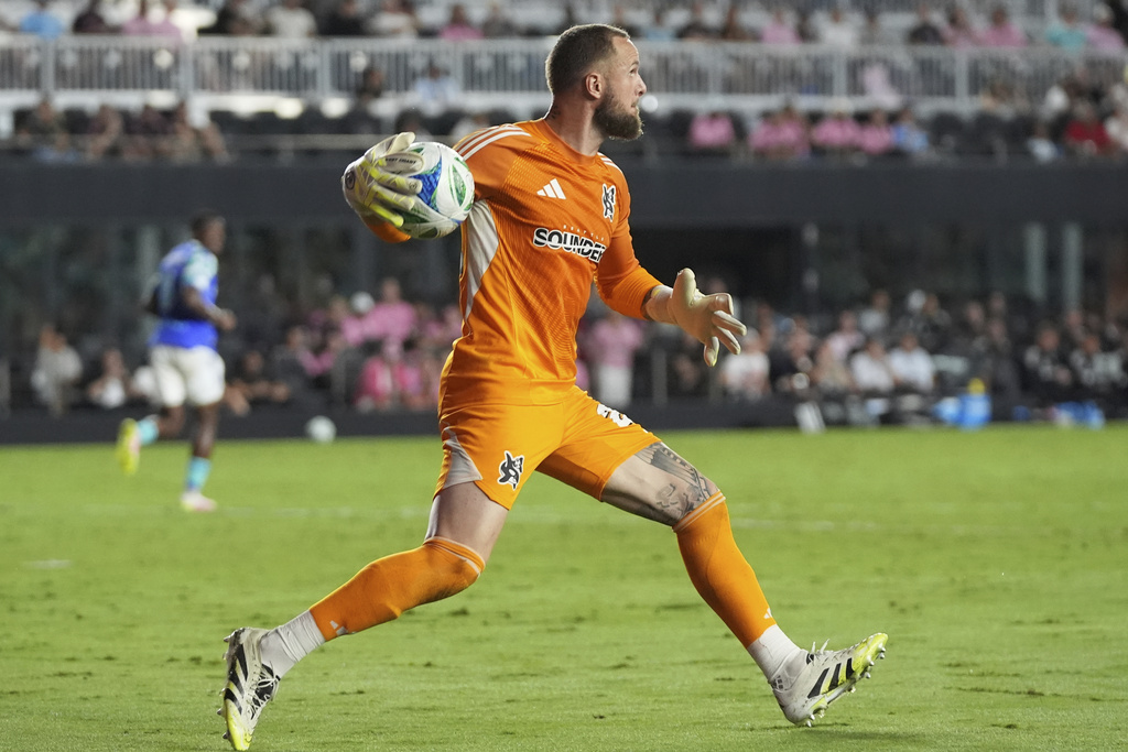 Seattle Sounders goalkeeper Stefan Frei throws the ball into play during the second half of an MLS soccer match against Inter Miami, Tuesday, Sept. 16, 2025, in Fort Lauderdale, Fla. (AP Photo/Lynne Sladky)