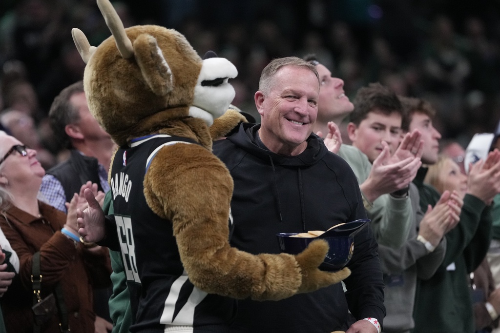 Milwaukee Brewers manager Pat Murphy is introduced during the first half of an NBA basketball game between the Milwaukee Bucks and Charlotte Hornets Friday, Nov. 14, 2025, in Milwaukee. (AP Photo/Morry Gash)