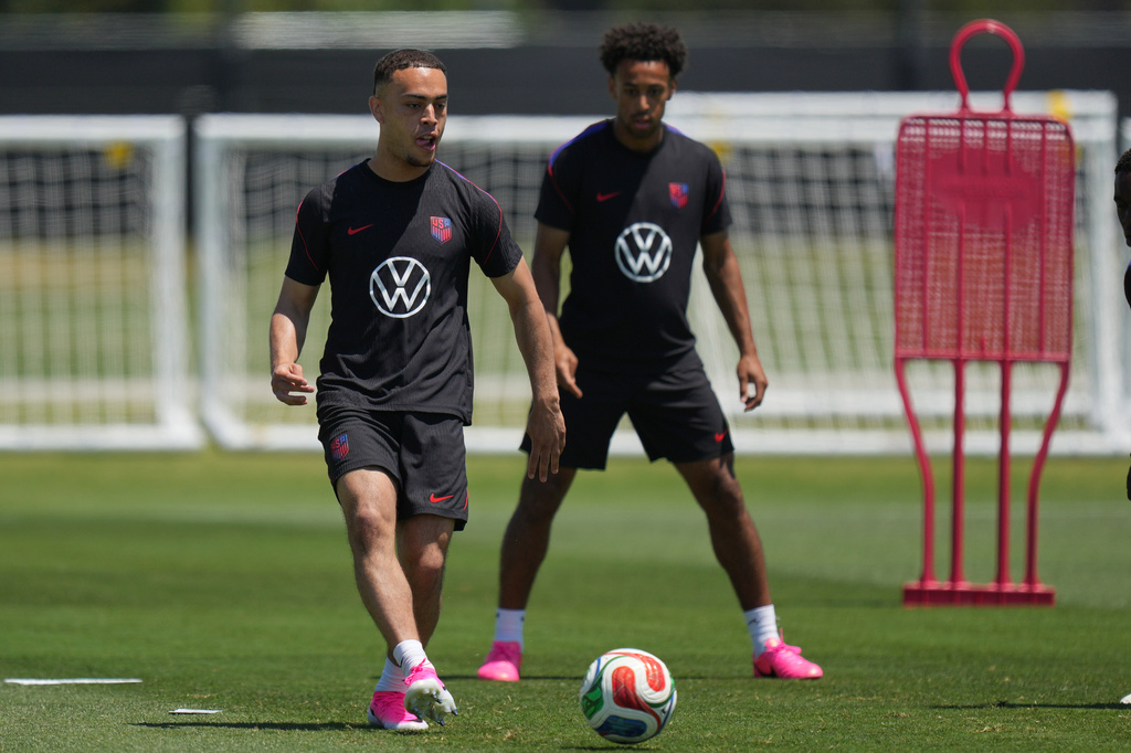 United States' Sergino Dest, left, and teammate Tyler Adams practice during a training session ahead of their FIFA World Cup match against Australia in Irvine, Calif., Tuesday, June 16, 2026. (AP Photo/Andre Penner)