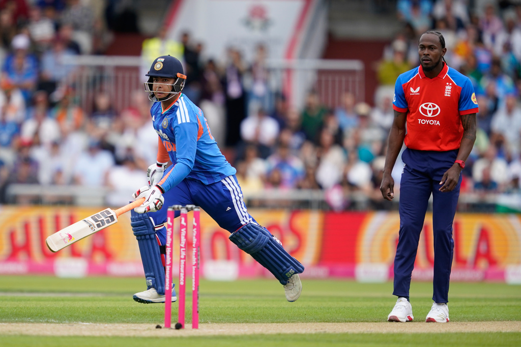 India's Vaibhav Sooryavanshi, left, run between the wickets as England's Jofra Archer, right, looks on during the second T20 cricket match between England and India in Manchester, England, Saturday, July 4, 2026. (AP Photo/Dave Thompson)