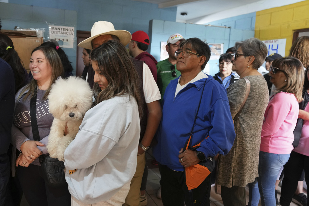Voter line up at a polling station during general elections in La Paz, Bolivia, Sunday, Aug. 17, 2025. (AP Photo/Natacha Pisarenko)
