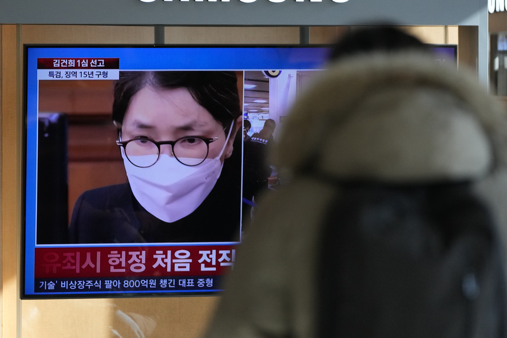 A TV screen shows a file footage of Kim Keon Hee, the wife of South Korea's former President Yoon Suk Yeol during a news program at the Seoul Railway Station in Seoul, South Korea, Wednesday, Jan. 28, 2026. (AP Photo/Lee Jin-man)