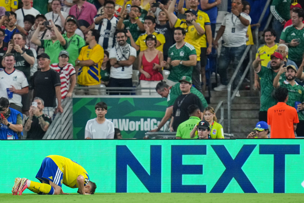 Sweden's Yasin Ayari (18) kisses the ground as he celebrates after scoring his team's first goal during the World Cup Group F soccer match between Sweden and Tunisia in Guadalupe, near Monterrey, Mexico, Sunday, June 14, 2026. (AP Photo/Matias Delacroix)