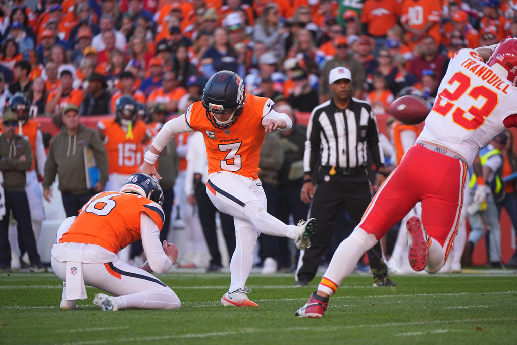 Denver Broncos place kicker Wil Lutz (3) makes a field goal during the first half an NFL football game Kansas City Chiefs Sunday, Nov. 16, 2025, in Denver. (AP Photo/David Zalubowski)
