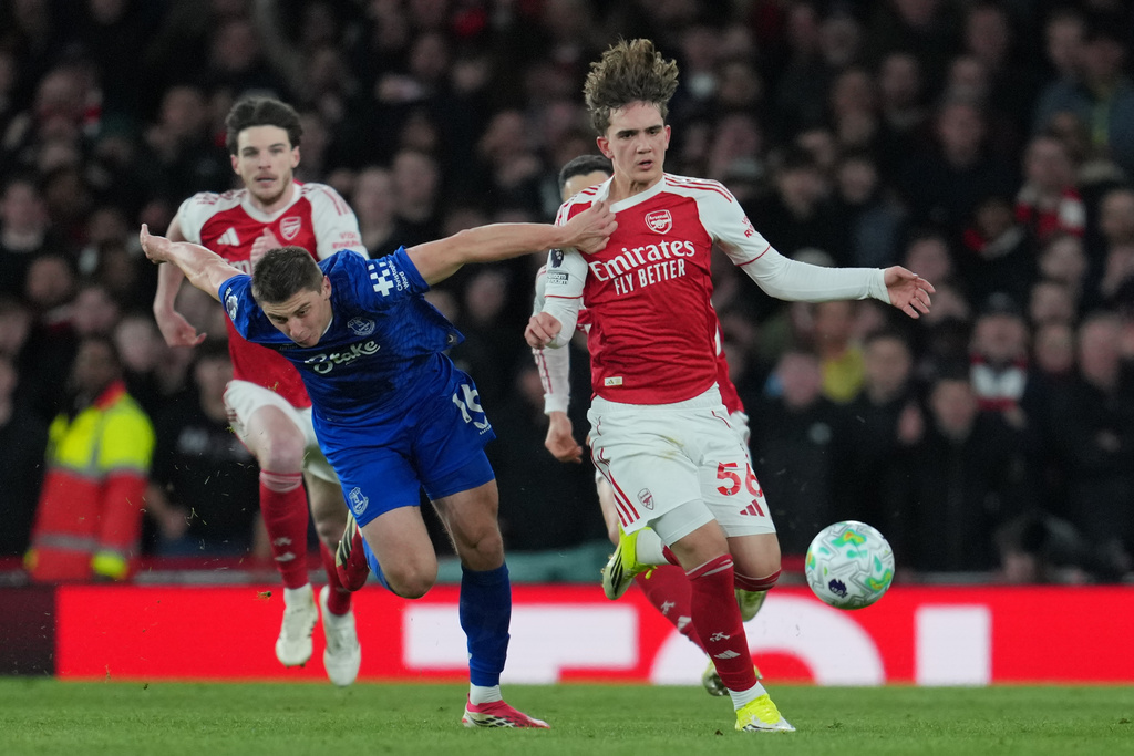 Everton's Vitaliy Mykolenko pulls Arsenal's Max Dowman during the English Premier League soccer match between Arsenal and Everton in London, England, Saturday, March 14, 2026. (AP Photo/Kin Cheung)