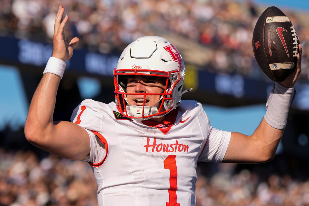 Houston quarterback Conner Weigman (1) celebrates his touchdown against Georgia Southern in the first half of an NCAA football game, Saturday, Sept. 26, 2026, in Statesboro, Ga. (AP Photo/Mike Stewart)