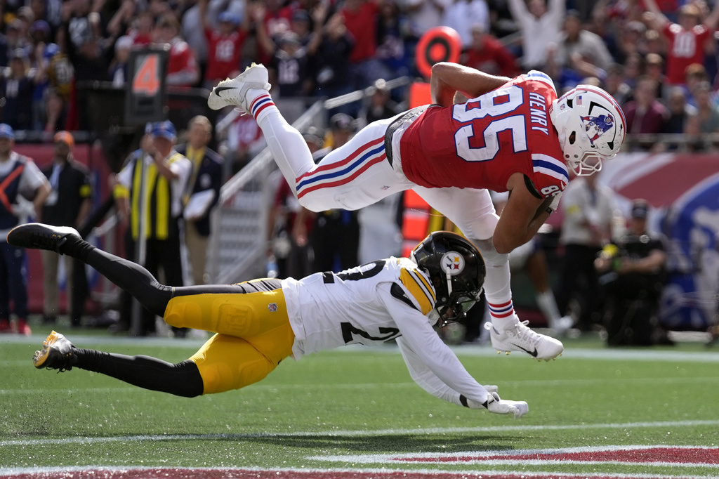 New England Patriots tight end Hunter Henry (85) scores a touchdown against Pittsburgh Steelers safety Juan Thornhill (22) during the second half of an NFL football game, Sunday, Sept. 21, 2025, in Foxborough, Mass. (AP Photo/Robert F. Bukaty)