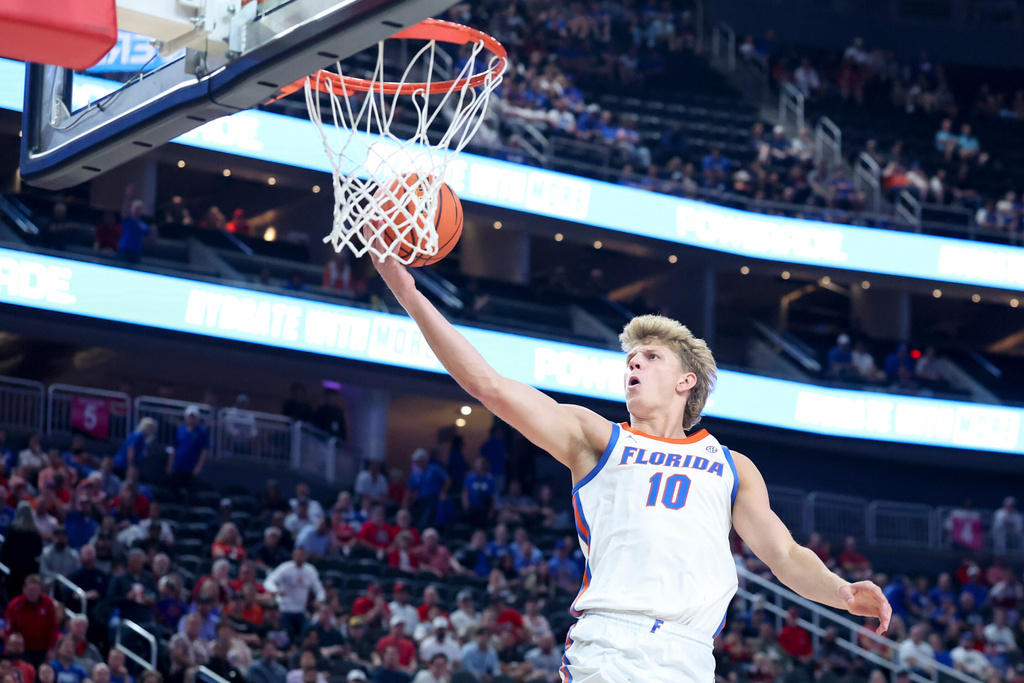 Florida forward Thomas Haugh goes up for a basket during the first half of an NCAA college basketball game against Arizona, Monday, Nov. 3, 2025, in Las Vegas. (AP Photo/Ian Maule)