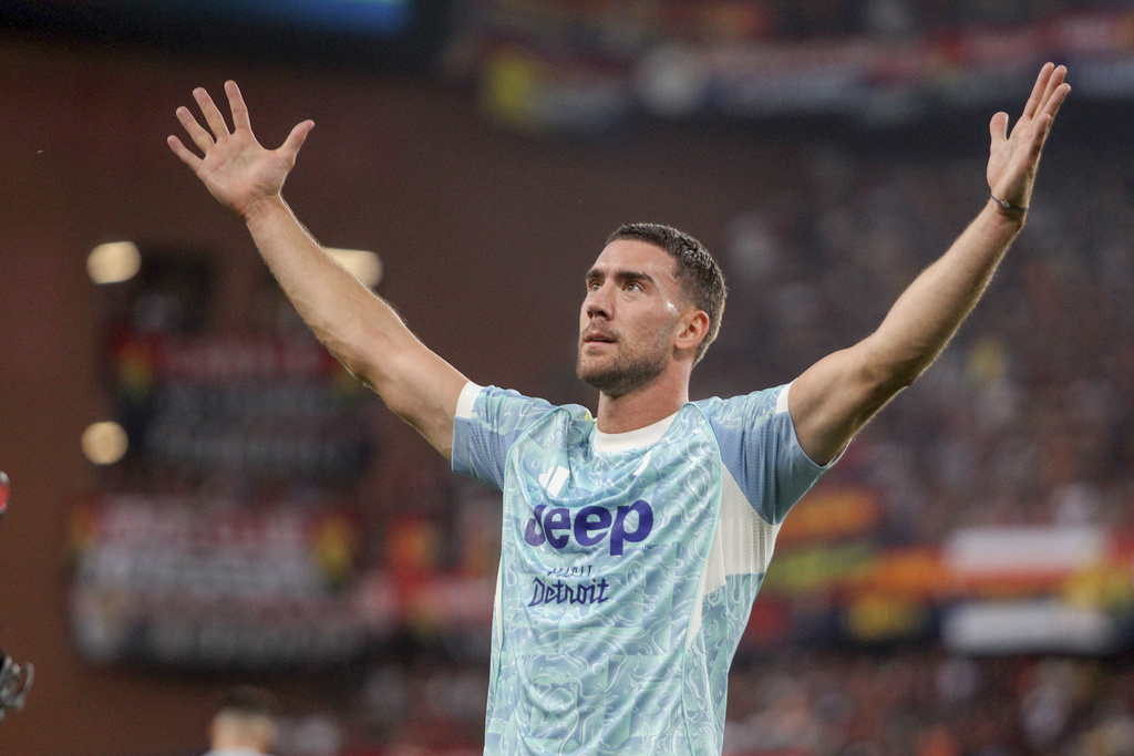 Juventus' Dusan Vlahovic celebrates after scoring the opening goal during the Serie A soccer match between CFC Genoa 1893 and Juventus Turin in Genoa, Italy, Sunday, Aug. 31, 2025. (Tano Pecoraro/LaPresse via AP)