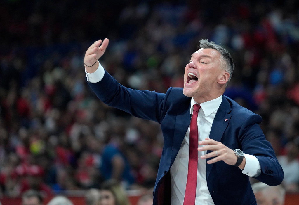 Barcelona's head coach Sarunas Jasikevicius gives instructions to his players during their Final Four Euroleague bronze medal basketball match between Barcelona and Olympiacos, in Belgrade, Serbia, Saturday, May 21, 2022. (AP Photo/Darko Vojinovic)