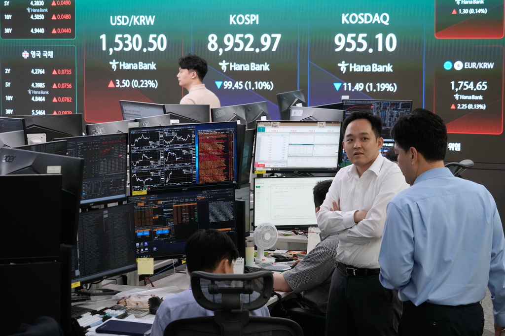 Currency traders work at the foreign exchange dealing room of the Hana Bank headquarters in Seoul, South Korea, Monday, June 22, 2026. (AP Photo/Ahn Young-joon)