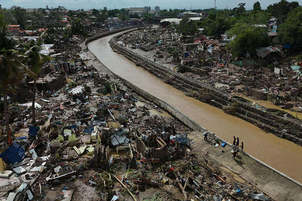 Residents return to what remains of their homes after Typhoon Kalmaegi devastated communities along the Mananga River in Talisay City, Cebu province, central Philippines, Wednesday, Nov. 5, 2025. (AP Photo/Jacqueline Hernandez)
