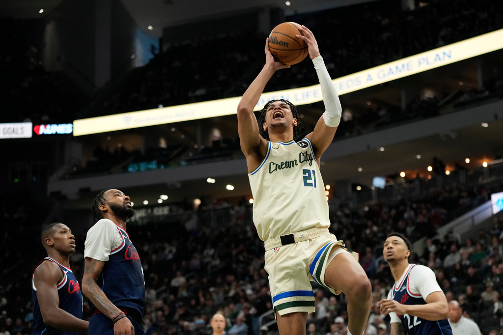 Milwaukee Bucks' Ousmane Dieng (21) shoots during the second half of an NBA basketball game against the LA Clippers, Sunday, March 29, 2026, in Milwaukee. (AP Photo/Aaron Gash)