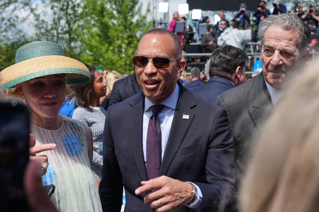 House Minority Leader Hakeem Jeffries, D-N.Y., arrives ahead of the Obama Presidential Center dedication ceremony Thursday, June 18, 2026, in Chicago. (AP Photo/Alex Brandon)