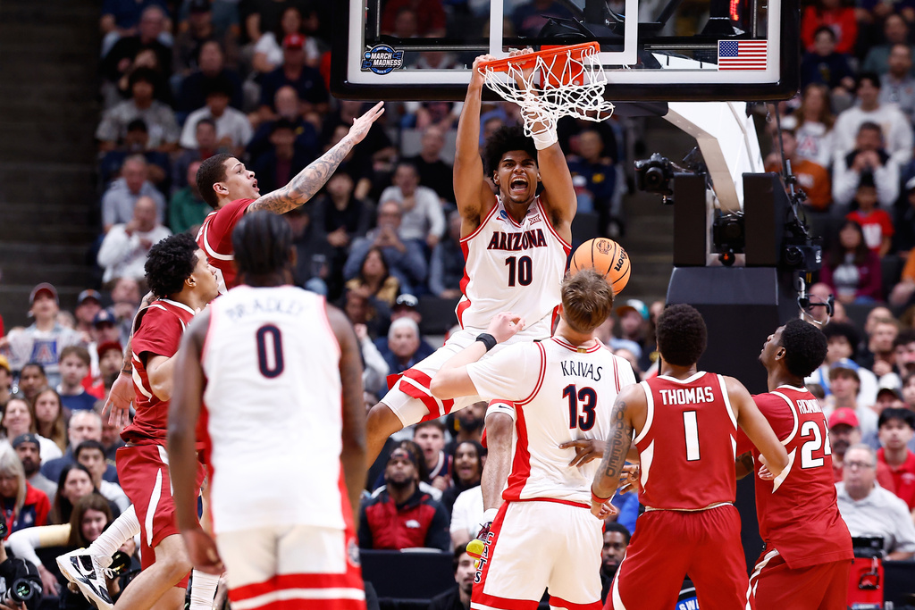 Arizona forward Koa Peat (10) dunks during the first half in the Sweet 16 of the NCAA college basketball tournament against Arkansas, Thursday, March 26, 2026, in San Jose, Calif. (AP Photo/Kelley L Cox)