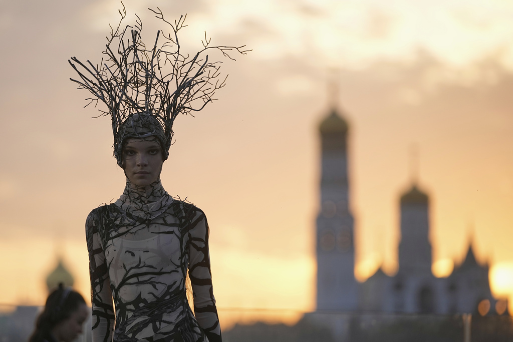 A model wears a creation by Russian brand Mandragora on a runway at the Moscow Fashion Week on the Floating Bridge at Zaryadye park in Moscow, Russia, Friday, Aug. 29, 2025, with the Kremlin in the background. (AP Photo/Pavel Bednyakov)